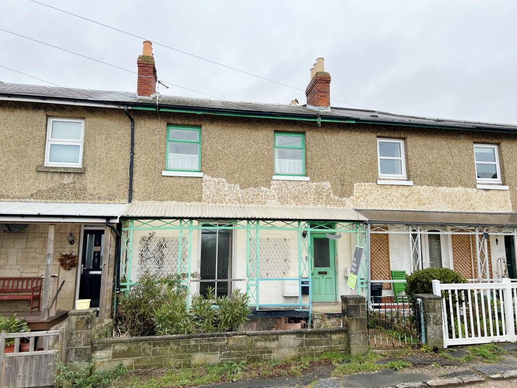 Lot: 76 - THREE/FOUR BEDROOM TOWN CENTRE HOUSE FOR IMPROVEMENT - Front of the House